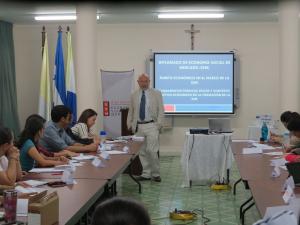 Grupo de alumnos con el Dr. Luis Román