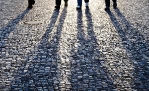 Schatten von Fußgängern auf Pflastersteinen | Foto: Andreas Zachmann/Flickr