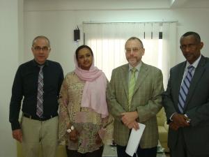 Ing. Mahboob Maalim (re.), Executive Secretary von IGAD, traf sich in seinem Büro mit Prof. Christian Roschmann (2. v.re.), Prof. Stefan Brüne (li.) und Kaussara Houssein Wais, Vorsitzende des Greater Horn Horizon. Der Executive Secretary und die Experten diskutierten die Stärkung des Greater Horn Horizon Forums.