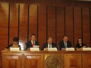 Personas que aparecen en la foto: Lic. Angeles Quiroga Quiroga, Dr. Christian Steiner, Mg. Elías Azar, Dr. Eduardo Ferrer Mac-Gregor y Mtra. María Elena Lugo.