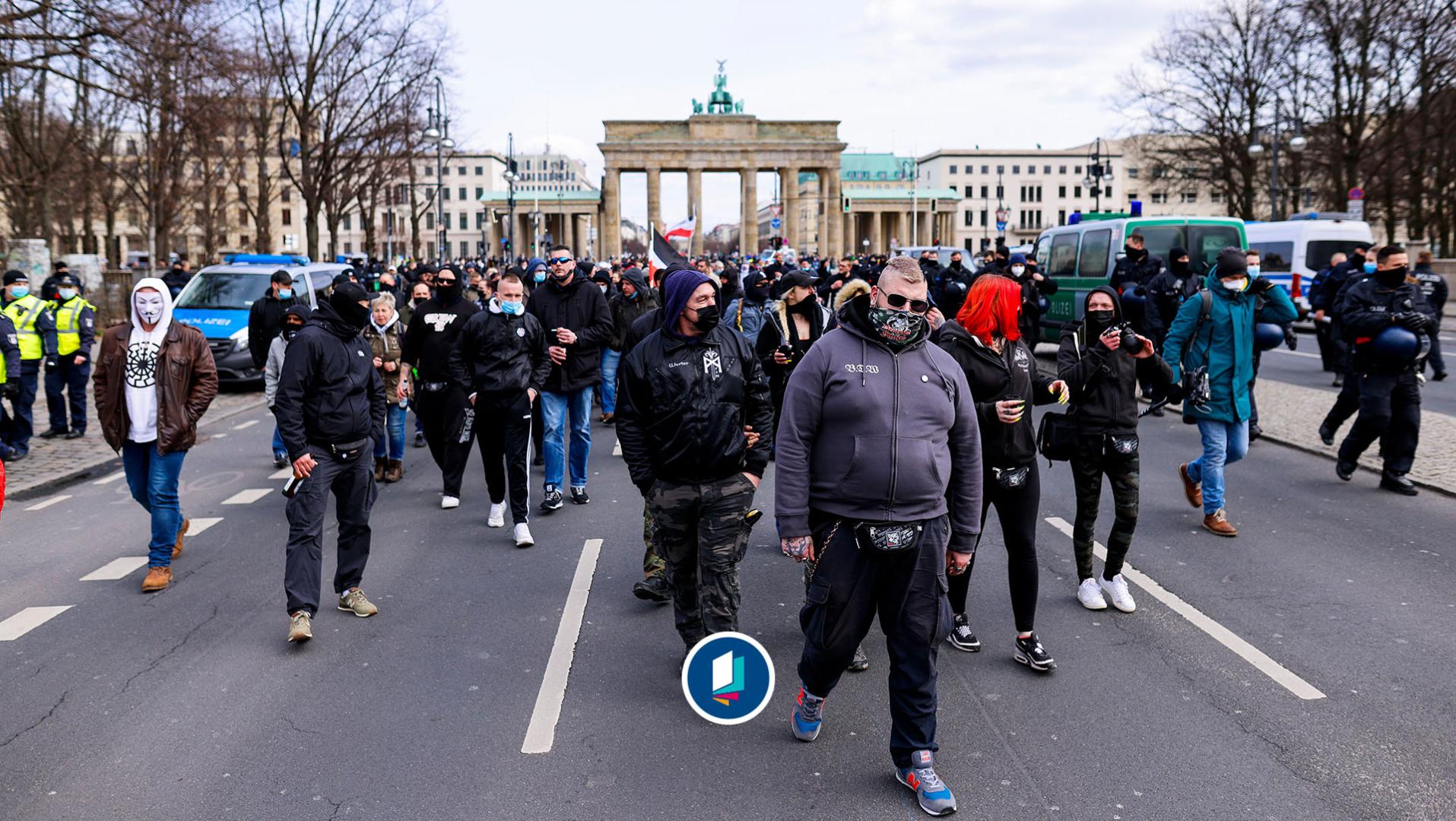 Rechtsextremisten und Reichsbürger demonstrieren am Brandenburger Tor in Berlin gegen die Corona-Maßnahmen. Berlin 20.03.2021