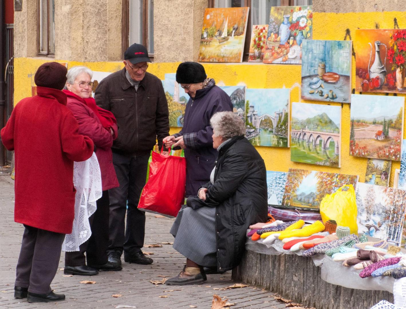 Ältere Menschen in einer Fußgängerzone in Bosnien-Herzegowina