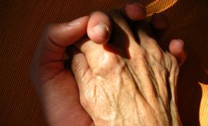 Eine junge Hand hält eine alte Hand | Foto: Bernhard Friesacher/pixelio.de