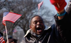 Ein begeisterter Amerikaner schwingt eine USA-Flagge. | Foto: erin m/Flickr CC Lizenz 2.0