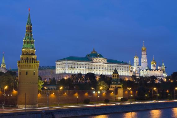 Moskauer Kreml mit Palast und Kathedralen am Fluss Moskwa bei Nacht