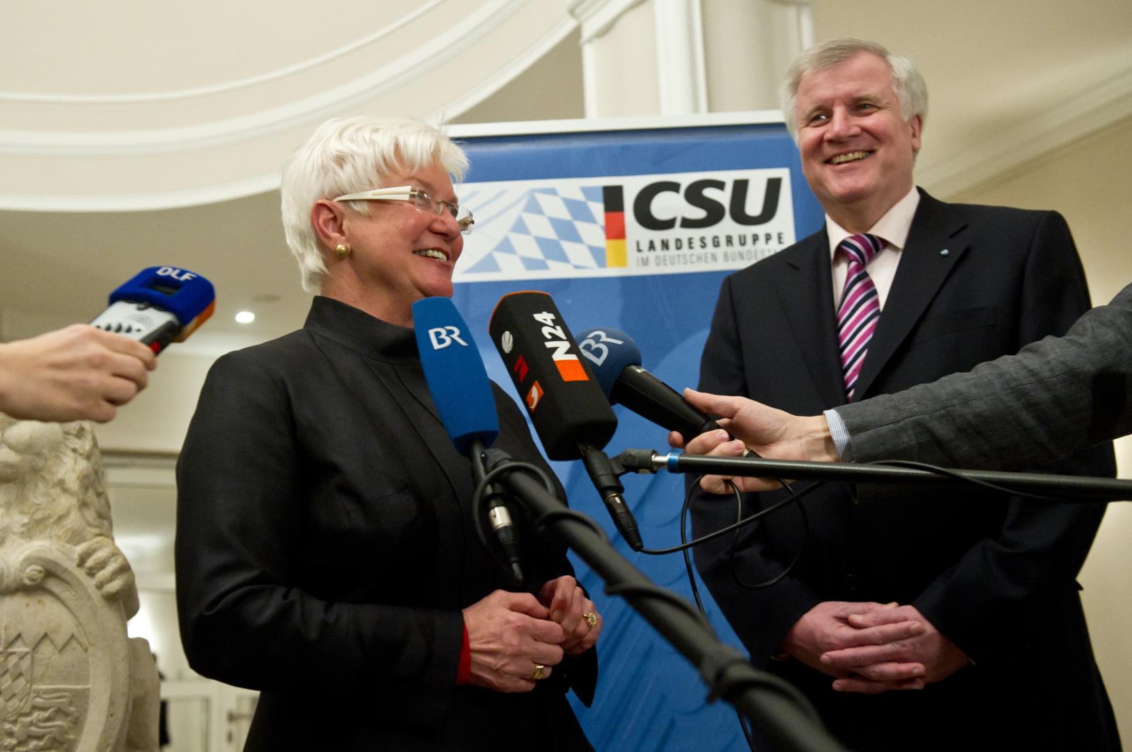 Die neu gewählte Vorsitzende der CSU-Landesgruppe im Bundestag, Gerda Hasselfeldt, gibt am Montag, de, 14. März 2011, in Berlin in der Bayerischen Landesvertretung neben Parteichef Horst Seehofer (r.) ein Statement.