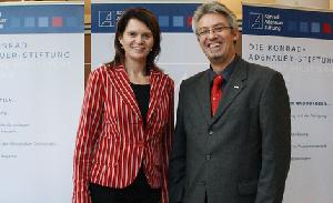 CDU-Landesvorsitzende Dr. Saskia Ludwig und KAS-Landesbeauftragter Stephan Raabe vor dem Stand der Konrad-Adenauer-Stiftung auf dem CDU-Landesparteitag in Potsdam am 22.10.2011