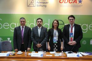 El director general de asuntos jurídicos de la Comisión Reguladora de Energía (México), Guillermo Bustamante y el Diputado Rubén Camarillo, Secretario de la Comisión de Energía de la Cámara de Diputados de México, junto a la Dra. Kristin Wesemann y el Dr. Christian Hübner.