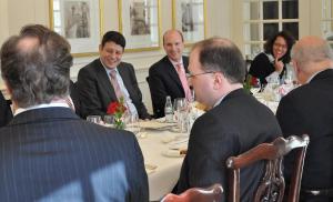 Attendees at a roundtable discussion with Philipp Mißfelder MdB exchange views on the 2012 U.S. presdiential election and its impact on foreign policy.