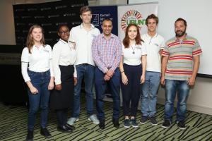 Schüler der Deutschen Internationalen Schule Kapstadt mit dem Sprecher Abdullah Hassen Verachia (mitte)