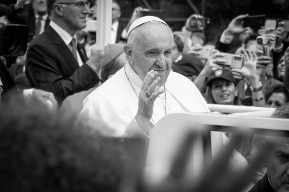 Papst Franziskus kommt zur Heiligen Messe in der Basilika Santa Maria in Collemaggio in L Aquila, Mittelitalien, am Sonntag, 28. August 2022, an.